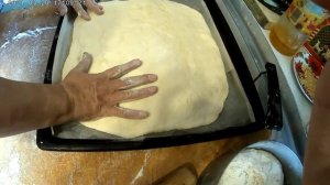 Сливовый-яблочный пирог из дрожжевого теста