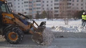 В Калининском районе дорожные службы продолжают устранять последствия мощного снегопада