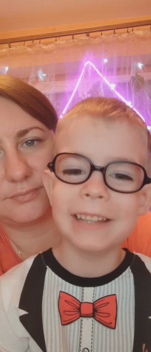 Лева с мамой разгадывают сканворд и ребусы.