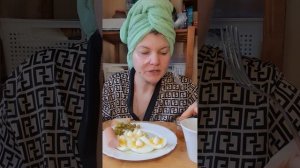 МУКБАНГ. Завтрак. Отварные яйца🥚🥚 сырая сосиска, вяленые томаты🍅, горошек, кофе☕️