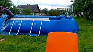 Прыгнул в бассейн в одежде.