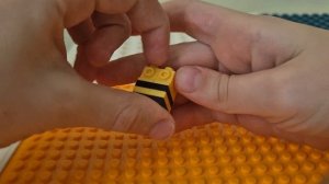 Пчела в стиле Майнкрафт. Пчела из Лего. Lego. Minecraft.