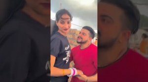 tall girl controls small man