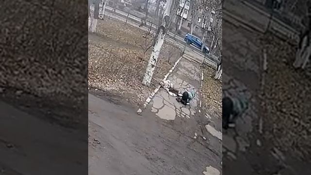 Страшные кадры из Горловки ДНР. 
ВСУ наносят удар кассетными боеприпасами прямо по мирным жителям…