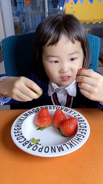 #1000 Kids Mukbang ASMR Funny Moments: Eating Strawberry [Cai Hong ASMR] #shorts