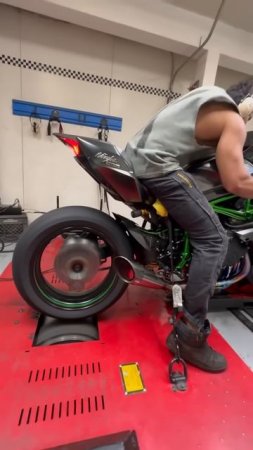 Тест мото в гараже Kawasaki мотоцикл на максимальных оборотах