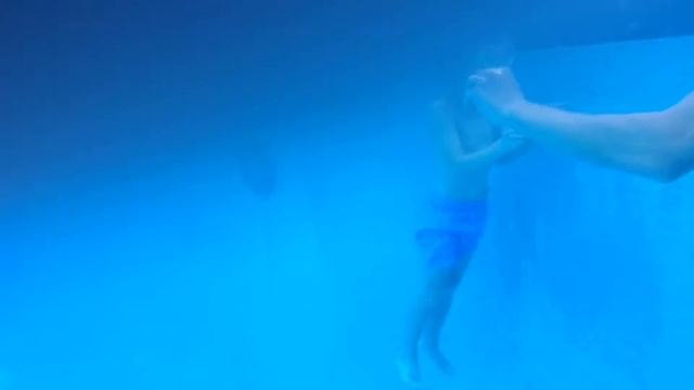 плавание в бассейне смотреть онлайн