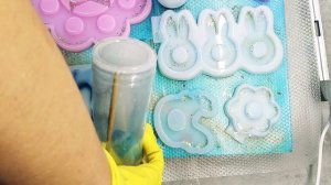 Эпоксидная смола и краситель для бетона.