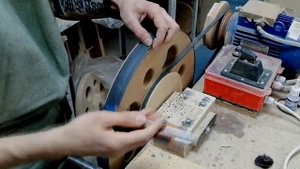 Как обрезинить колеса ленточной пилы. Замена резинового бандажа на ленточнопильном станке.