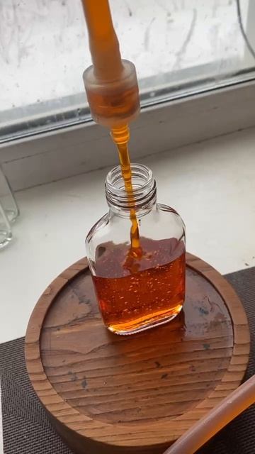 Разливаем облепиховое масло собственного производства