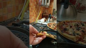 С ДЫРОЧКАМИ ФОРМА И ОБЫЧНАЯ ДЛЯ ПИЦЦЫ - ОТЛИЧИЕ !