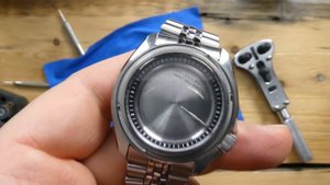 How to remove a watch bezel on your Seiko SKX