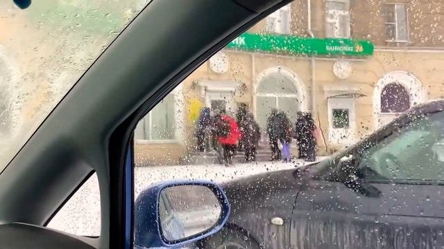 Россия 2022. Очередь на улице в Россельхозбанк за вкладами под 20% годовых.