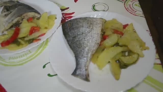 Рыба дорада, запеченная с овощами.