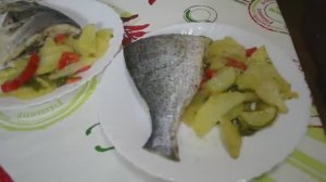 Рыба дорада, запеченная с овощами.