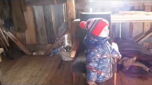 Колюша помогает деду.