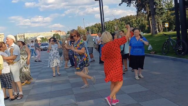 У РЕКИ У РЕЧКИ РОС КУДРЯВЫЙ КЛЕН❤️ ТАНЦЫ ❤️ХАРЬКОВ ИЮЛЬ 2024 смотреть онлайн