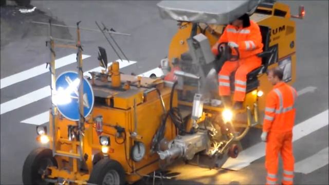 Дорожная разметка:Так делают пешеходный переход )