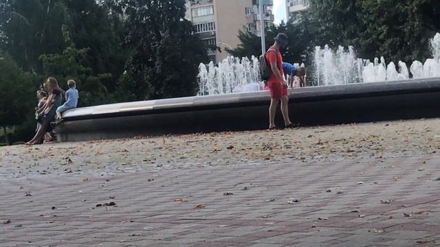 Молодой папаша выгуливает сына на поводке