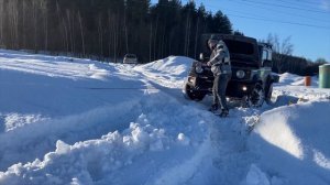Jimny вытягивает багги из снежного плена.