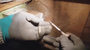 Чистим клапан(грм)на токарном станке.