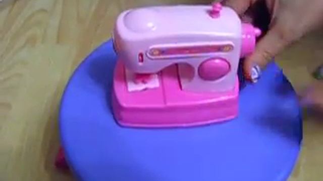 Игрушечная швейная машинка