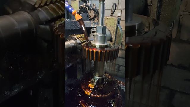 MrAnatol Rascu Как работает зубофрезерный станок#engineer #machine #sorts #tech #metal #shortsvideo