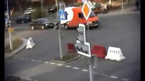 Чувак на ходу при перевороте машины вылетает. Чудо!!!