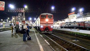 Тепловоз 2ТЭ10У-0046 с поездом 191 Челябинск - СПб прибывает на станцию Екатеринбург-Пасс.