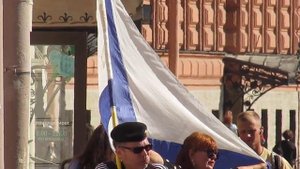 ПЬЯНЫЙ МОРЯК С ФЛАГОМ НА ДЕНЬ ВМФ ИДЕТ ПО УЛИЦЕ