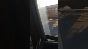 Грузовик чуть не столкнулся с поездом на жд переезде
