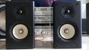 ĐÃ BÁN: Loa ONKYO D145. Bass 12cm, mũi nhôm đầu đạn, đẹp mắt, thùng Piano bóng. Lh 0702 582818