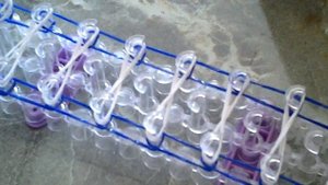 Легкий браслет из резинок на станке от Насти