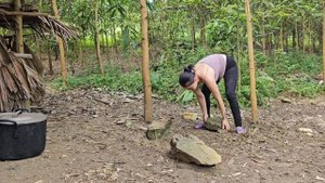 Single mother built a new life, continuing to perfect the bamboo house in the forest, sell corn