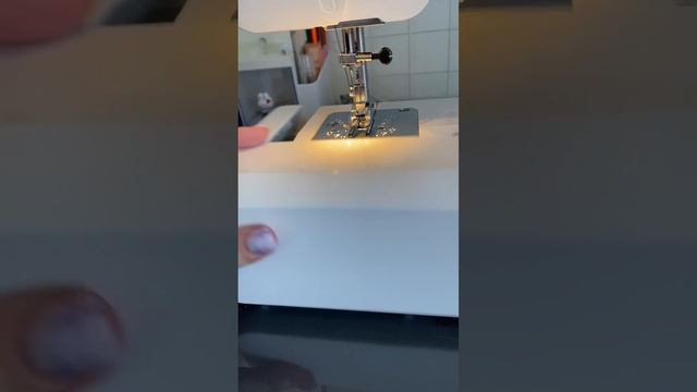 Как шить и строчить ткань на швейной электромашинке Janome? Туториал для начинающих🤍🎧 смотреть онлайн