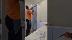 монтаж встроенного холодильника.