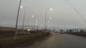 🚘 Две легковушки съехали с дороги на развязке Президентского моста.  Будьте осторожны, на дорогах г