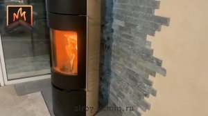 Российская отопительная дровяная печь-камин Астов R1.0 L К с облицовкой из песчаника в Юсупово Парк