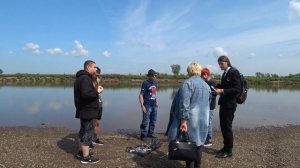 Обед бутербродом на природе возле речки в Деревне Чулым Красноярского Края