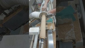 токарный станок по дереву точим ножки для стулья
