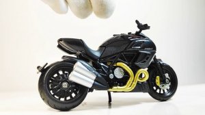 Модель мотоцикла Ducati Diavel в масштабе 1:18 из моей коллекции))