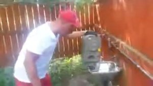 Мужик выливает параду и рыгает XD