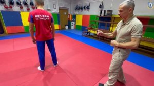 Задержание сзади толчком