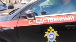 автомобиль СК РФ катается по тротуару