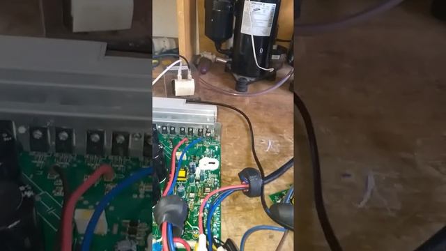 Conserto da placa arcondicionado Carrier inverte 24k com erro E5