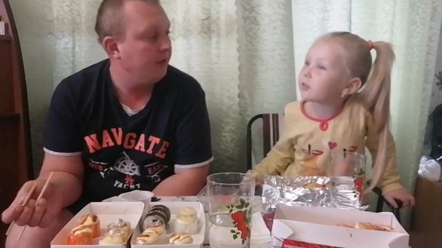 И СНОВА ПАПА С ДОЧЕЙ👨👧МУКБАНГ РИСОВЫЕ ШАРИКИ🍙, РОЛЛЫ🍣 И ДЕТСКИЕ РОЛЛЫ🥢