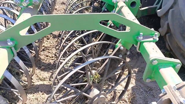 Колісниця (Велес-Агро) по весняній дисковці, по підгорнутій 🌽 по камінню, по стоячій 🌽 зробили 20га