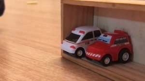 Малыш Саша и мама играют в 🚗🚕🚓машинки помощники 🚒🚐🚙