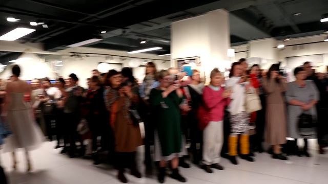 В галерее «Оренбургский пуховый платок» открылась выставка дизайнера Анны Советовой