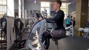 Горизонтальная тяга в рычажном тренажёре - техника выполнения